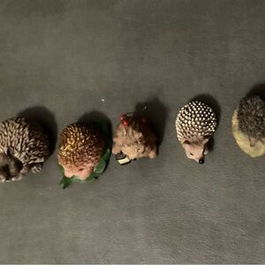 5 Vintage Hedgehog Mini Figurines -
Adorable Collection